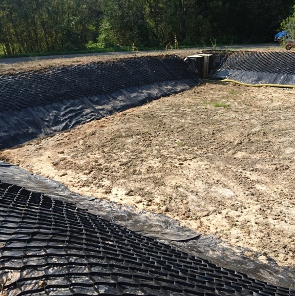 Jak uszczelnić staw? Co jest lepsze? Bentomata czy bentonit.